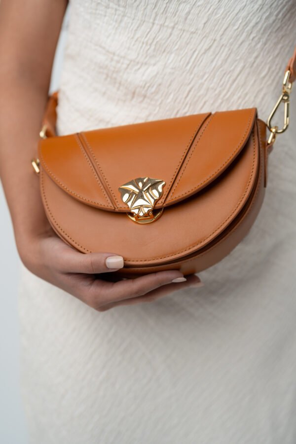 The Ayur Crossbag in Cognac - Image 4